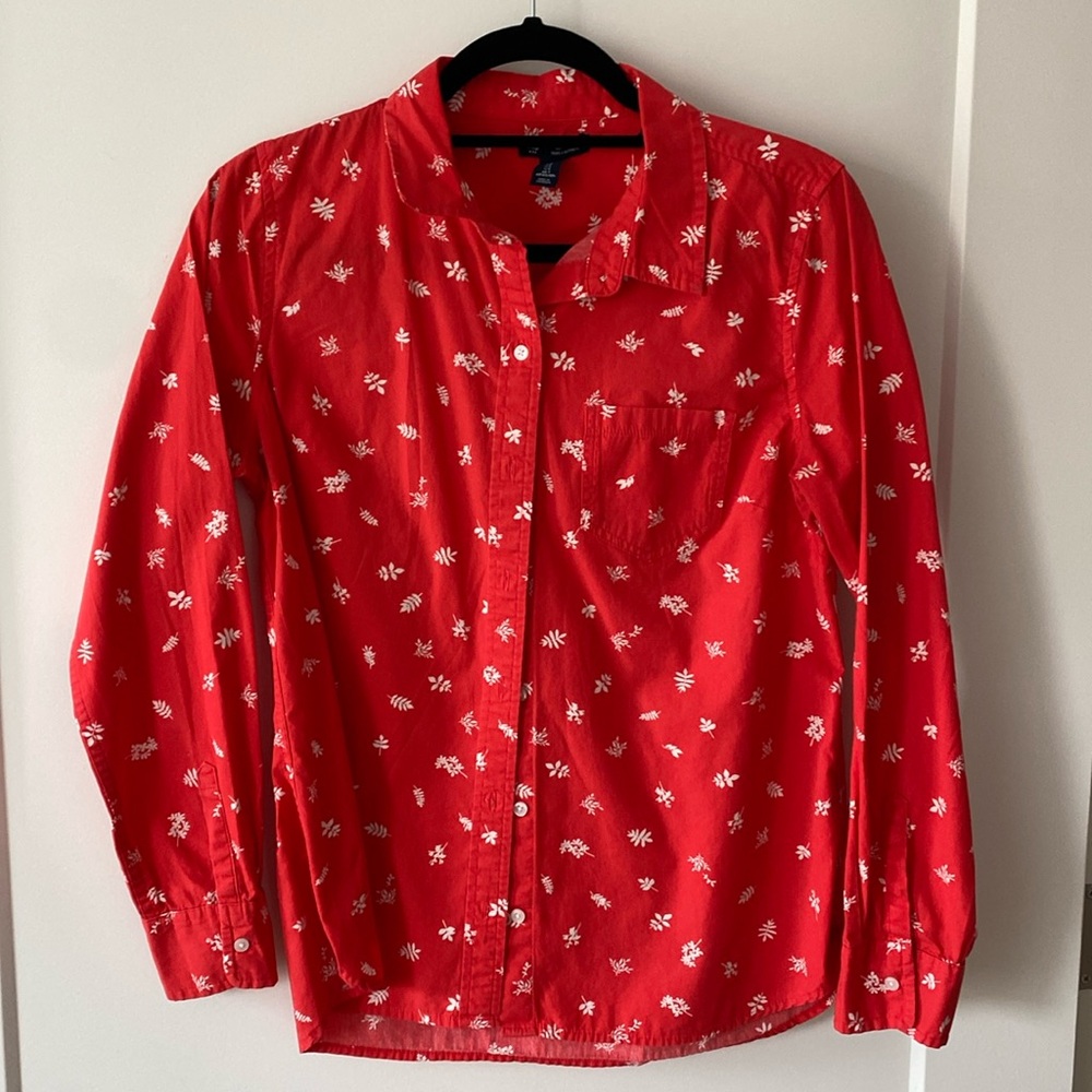 Red boyfriend fit Gap button down with leaf pattern